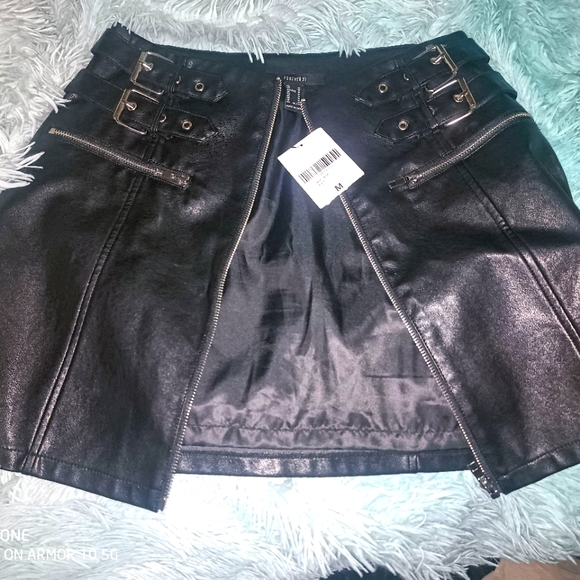 NWT-FOREVER21- FAUX LEATHER&METAL ZIPPER SKIRT-MED - Picture 3 of 7